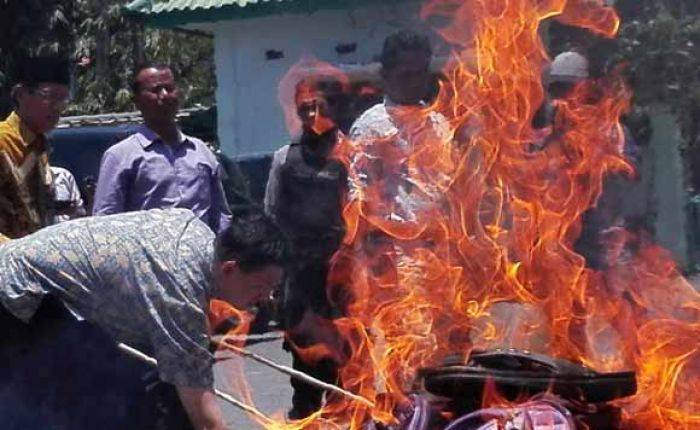 Kasus Sandal Berlafadz Allah: MUI Gresik Keluarkan 7 Pernyataan Kasus Sandal Berlafadz Allah: MUI Gresik Keluarkan 7 Pernyataan