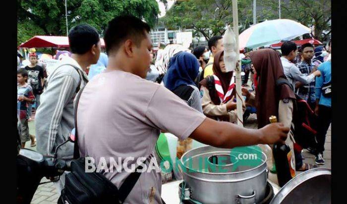 Karnaval Inbox di Trenggalek: Penonton Membludak, Jukir dan Pedagang Asongan Ketiban Rezeki Karnaval Inbox di Trenggalek: Penonton Membludak, Jukir dan Pedagang Asongan Ketiban Rezeki