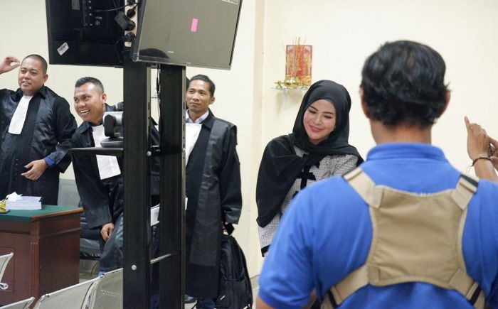 Istri Muda Bupati Bangkalan Hadiri Sidang Kasus Dugaan Korupsi Suaminya, Diana Ungkap Setoran Fee Istri Muda Bupati Bangkalan Hadiri Sidang Kasus Dugaan Korupsi Suaminya, Diana Ungkap Setoran Fee