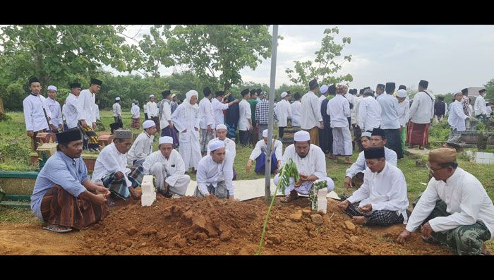 Ribuan Warga Hadiri Prosesi Pemakaman Almarhum KH Jamhuri, Anggota DPRD Bangkalan Fraksi PKB