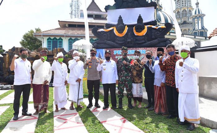 Bupati Fadeli Resmikan Padmasana Pura Sweta Maha Suci di Desa Pancasila Lamongan Bupati Fadeli Resmikan Padmasana Pura Sweta Maha Suci di Desa Pancasila Lamongan