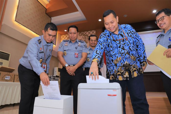 Ciptakan Efisiensi Penyelenggaraan Kearsipan, Kemenkumham Jatim Musnahkan Puluhan Ribu Arsip Retensi Ciptakan Efisiensi Penyelenggaraan Kearsipan, Kemenkumham Jatim Musnahkan Puluhan Ribu Arsip Retensi