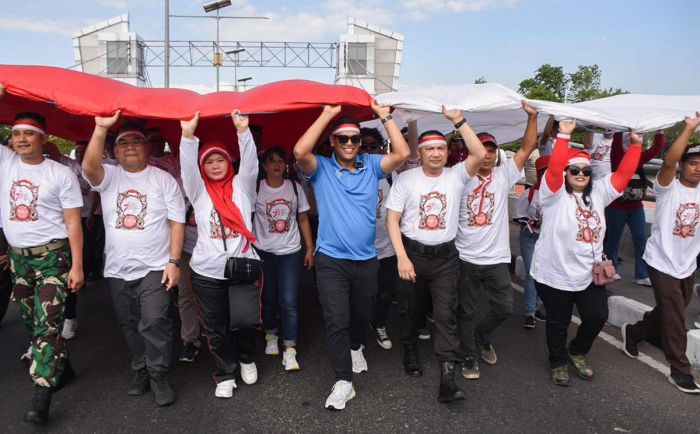 Wali Kota Kediri Kirab Bendera Merah Putih Raksasa Untuk Memeriahkan HUT ke-78 RI