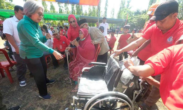 Sambil Berikan Kursi Roda, Indah Kurnia Minta Warga Waspadai Investasi Bodong Sambil Berikan Kursi Roda, Indah Kurnia Minta Warga Waspadai Investasi Bodong