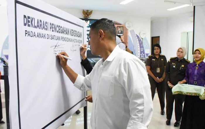 Wali Kota Kediri Ajak KONI dan Dewan Kesenian Daerah Deklarasi Cegah Kekerasan pada Anak Wali Kota Kediri Ajak KONI dan Dewan Kesenian Daerah Deklarasi Cegah Kekerasan pada Anak