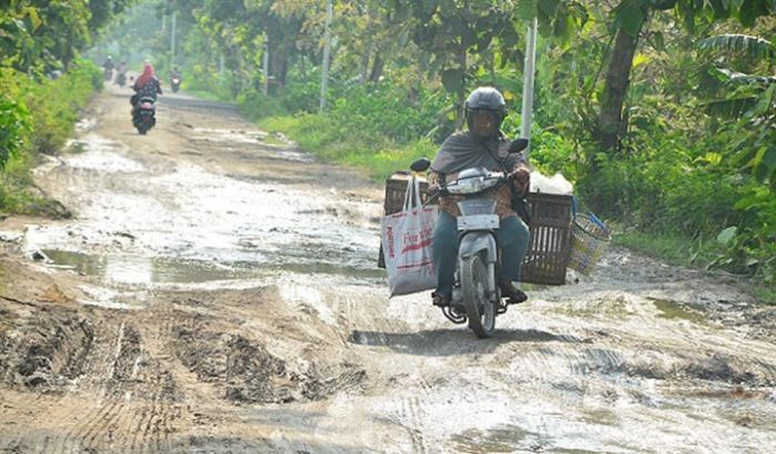 Dibongkar Sejak 2018, Jalan Poros Kecamatan Kanor Ini Dibiarkan Mangkrak