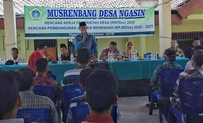 Geliatkan Roda Perekonomian Warga, Kades Ngasin Perbaiki Jalan Poros Desa Geliatkan Roda Perekonomian Warga, Kades Ngasin Perbaiki Jalan Poros Desa