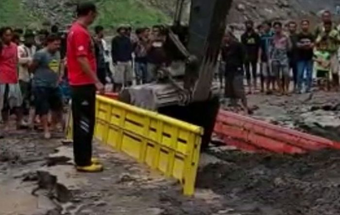 Detik-detik Sebuah Truk Terjebak Banjir Lahar Dingin di Merapi