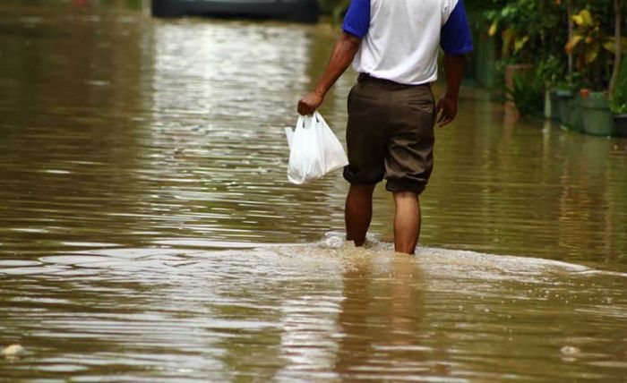 Banjir Akibat Hujan Deras Selama Berjam-jam, Jalan Nasional di Sampang Lumpuh