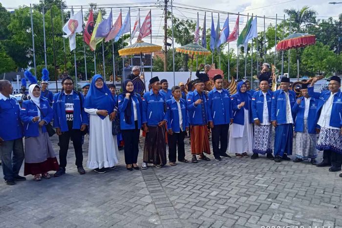 Diiringi Drum Band dan Jaran Jenggo, PAN Lamongan Serahkan Berkas Bacaleg ke KPU