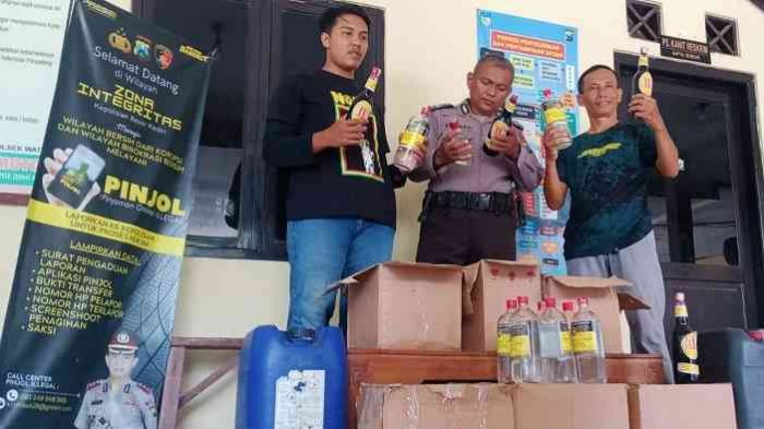 Gelar Operasi Pekat, Polsek Wates Amankan 77 Botol Miras dan 2 Jirigen Arak Gelar Operasi Pekat, Polsek Wates Amankan 77 Botol Miras dan 2 Jirigen Arak