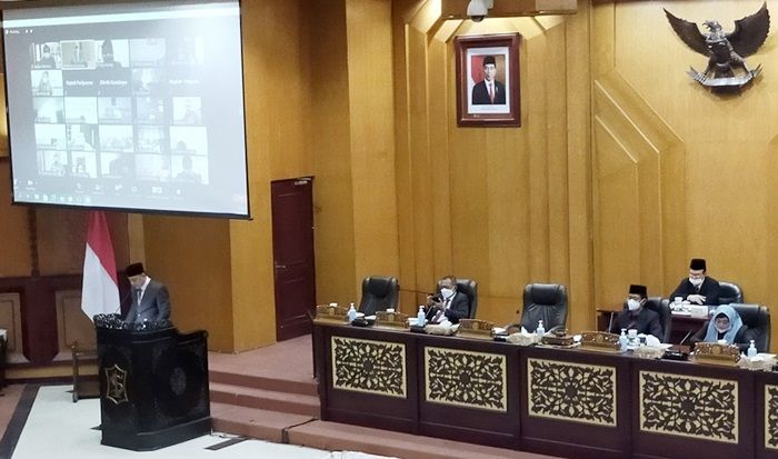 Wali Kota Eri Sampaikan Dua Hal Usulan Raperda di Paripurna DPRD Surabaya