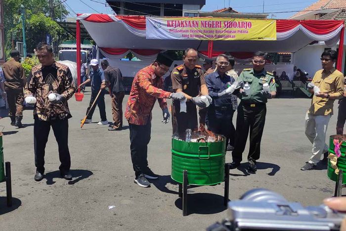 Kejari Sidoarjo Musnahkan Narkoba Seberat 1,46 Kilogram dan Ganja Sebesar 1,3 Kilogram