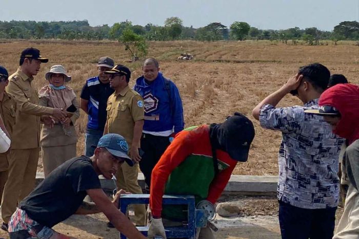 Bupati Yuhronur Pantau Pembangunan Jamula di Perbatasan Lamongan-Gresik Bupati Yuhronur Pantau Pembangunan Jamula di Perbatasan Lamongan-Gresik