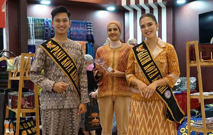 Bunda Fey Raih The Best Catwalk Lomba Fashion Show Busana Batik
