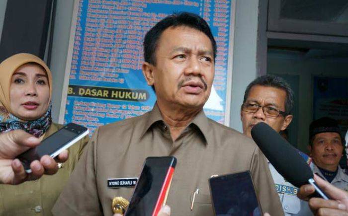Bupati Jombang ‘Dibohongi’ Diknas Terkait Bisnis Pengadaan Buku LKS Bupati Jombang ‘Dibohongi’ Diknas Terkait Bisnis Pengadaan Buku LKS