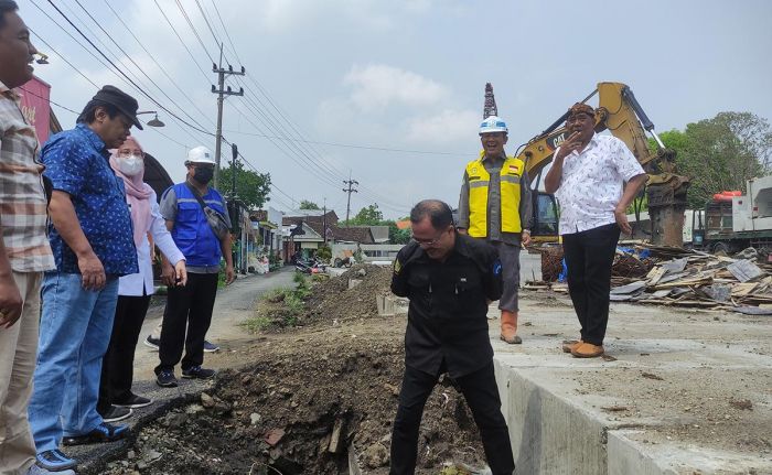 Proyek Tugu Alun-Alun Kota Mojokerto dan Sky Walk Kekurangan Anggaran, Dewan: Ada yang Tidak Beres