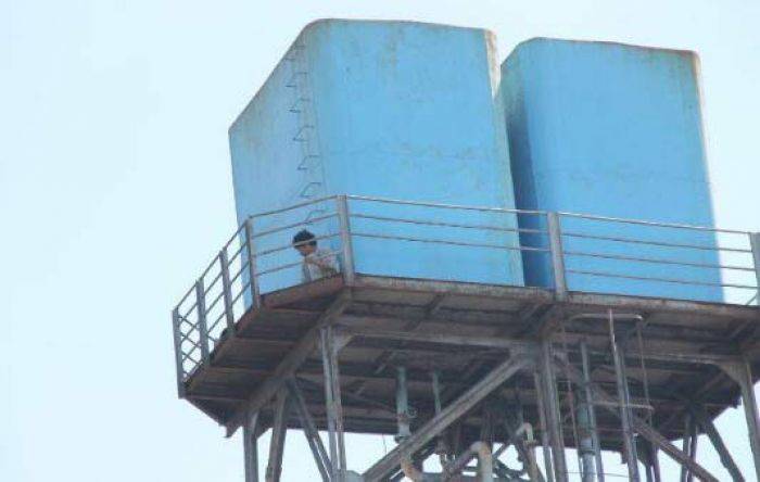 Pemuda di Sidoarjo Ancam Bunuh Diri dengan Panjat Tower Air Gara-gara tak Diizinkan Nikahi Kekasih Pemuda di Sidoarjo Ancam Bunuh Diri dengan Panjat Tower Air Gara-gara tak Diizinkan Nikahi Kekasih
