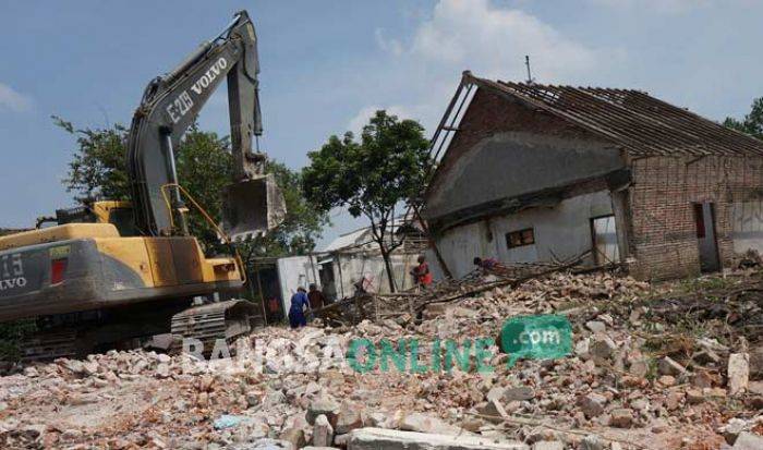 Hari Kedua Eksekusi Rumah untuk Pembangunan Tol Joker, Warga Punguti Sisa-sisa Bangunan Hari Kedua Eksekusi Rumah untuk Pembangunan Tol Joker, Warga Punguti Sisa-sisa Bangunan