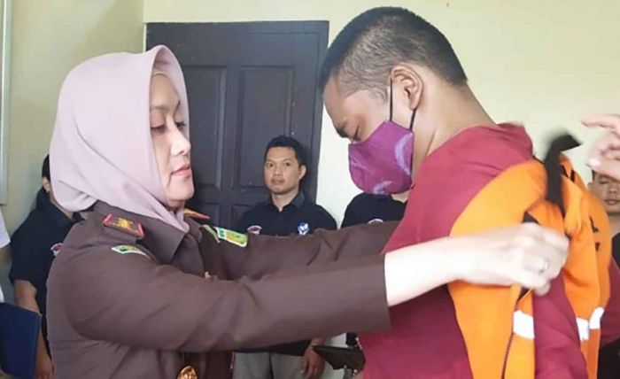 Kejari Kota Kediri Serahkan Tersangka Narkoba ke Balai Rehabilitasi Kejari Kota Kediri Serahkan Tersangka Narkoba ke Balai Rehabilitasi