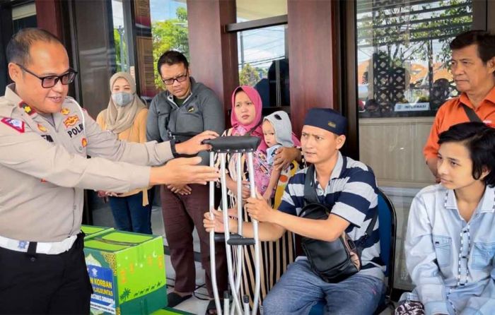 Satlantas Polrestabes Surabaya Berikan 15 Kruk dan Sembako untuk Korban Kecelakaan