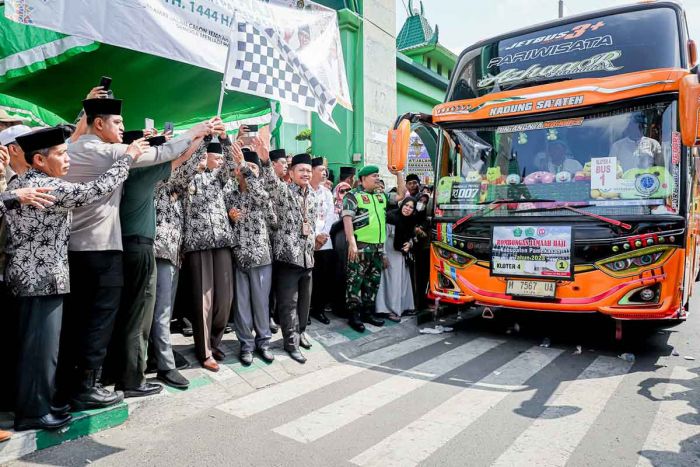 Bupati bersama Wabup Pamekasan Berangkatkan 1.049 Calon Jemaah Haji