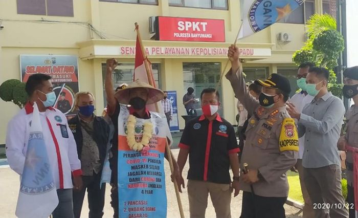 Kakek Usia 78 Jalan Kaki Jepara, Bali, Jakarta Temui Kepala BNN, di Banyuwangi Disambut Kapolresta Kakek Usia 78 Jalan Kaki Jepara, Bali, Jakarta Temui Kepala BNN, di Banyuwangi Disambut Kapolresta