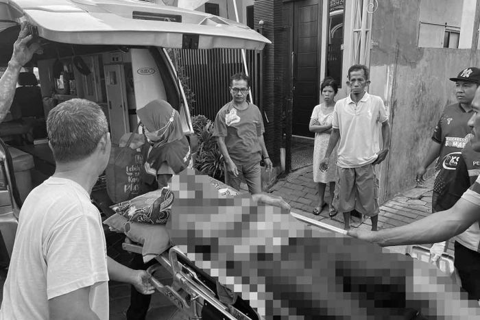 Diduga Permasalahan Ekonomi, Seorang Istri di Pandugo Surabaya Tega Bacok Suami hingga Terkapar Diduga Permasalahan Ekonomi, Seorang Istri di Pandugo Surabaya Tega Bacok Suami hingga Terkapar