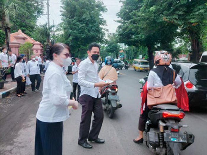 Bagikan Ribuan Stiker Anti Korupsi, PN Bangil Sosialisasikan Zona Integritas Menuju WBK dan WBBM Bagikan Ribuan Stiker Anti Korupsi, PN Bangil Sosialisasikan Zona Integritas Menuju WBK dan WBBM