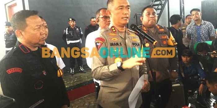 Kapolda Jatim, Irjen Pol Imam Sugianto, saat konferensi pers terkait ledakan di Mako Brimob Surabaya. Foto: RUSMIYANTO/BANGSAONLINE