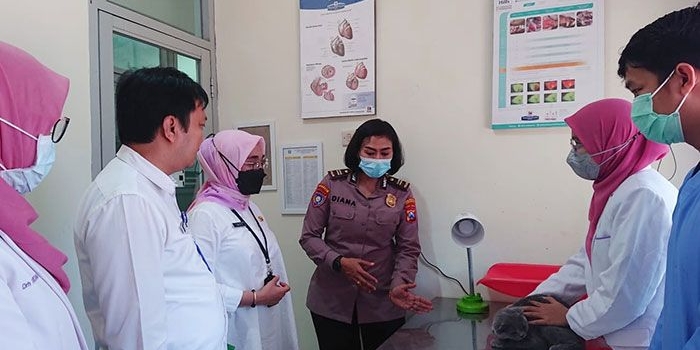 Kepala Dinas Peternakan Jawa Timur, Indyah Aryani, saat meninjau pemeriksaan dan vaksinasi gratis dalam rangka Hari Rabies Sedunia.