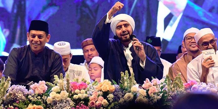Habib Syech bin Abdul Qodir Assegaf didampingi Wali Kota Kediri, Abdullah Abu Bakar, saat giat bersholawat di GOR Jayabaya. Foto: Ist