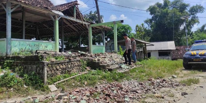 Genteng dan dinding balai desa lama milik Desa Dagangan, Kecamatan Semanding, mengalami kerusakan akibat gempa bumi.