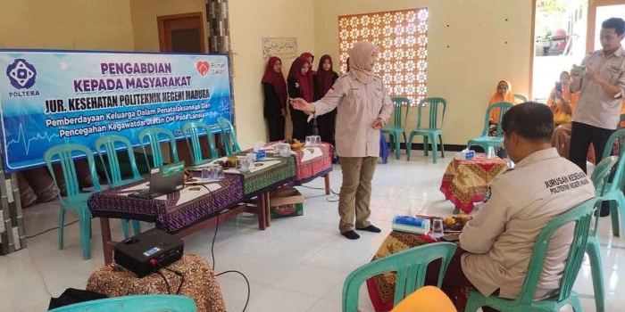 Jurusan Kesehatan Politeknik Negeri Madura saat menggelar pengabdian kepada masyarakat di Dusun Secang, Desa Plakpak, Kecamatan Pegantenan, Pamekasan.