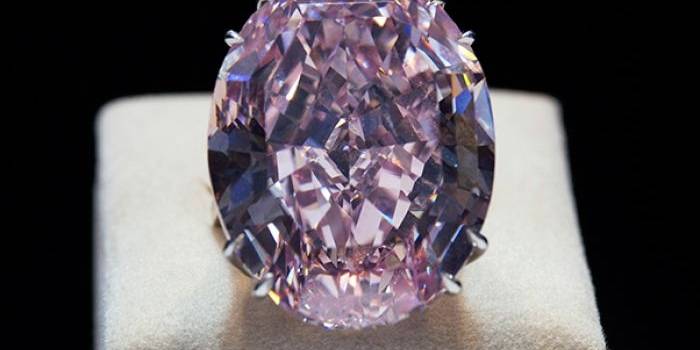 10 Pink Star Diamond
Pink Star Diamond adalah "Fancy Vivid Pink" berlian yang ditambang pada tahun 1999 di Afrika Selatan. Beratnya di 59,6 karat, permata ini dijual oleh Sotheby untuk rekor $ 83.000.000: lebih dari berlian lainnya - atau permata apapun - yang pernah dijual. Komposisi: Karbon | Market Value: $ 83.187.381, atau sekitar $ 1.395.761 per karat
