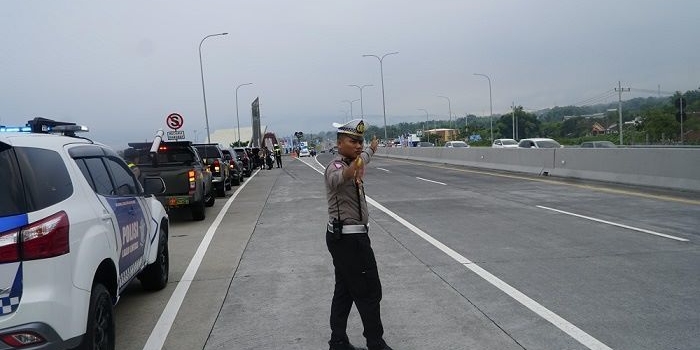 Kasatlantas polres Pasuruan saat turun mengatur arus lalu lintas di jalan tol. Foto: Ist.
