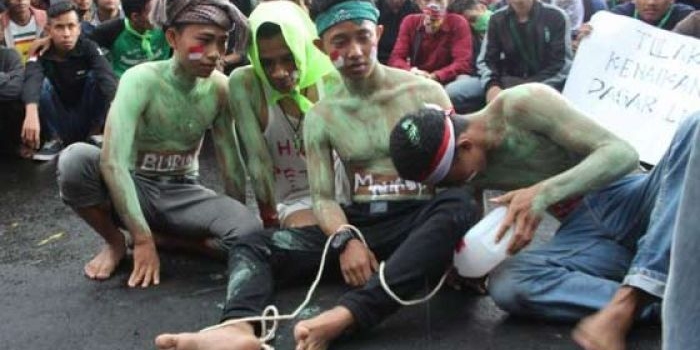 Massa HMI Malang Raya menggelar aksi unjuk rasa di depan Halaman Balai Kota Malang, Jumat (13/1). foto: Merdeka.com
