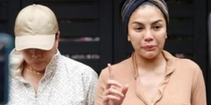 Nikita Mirzani. Tampak mukanya sembab. Foto: CNN