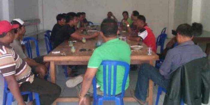 Beberapa pengusaha tambang di Magetan menggelar rapat koordinasi di rumah Suryo Bintoro "Ambing" pengusaha Gorang-gareng. foto: nanang ari/BANGSAONLINE