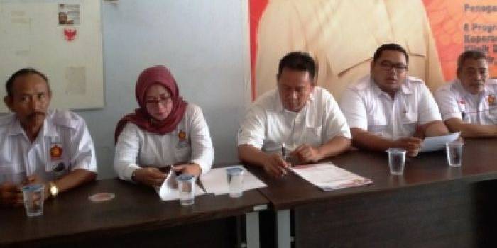 BUKA.  Pengurus DPC Gerindra Gresik yang melaunching dimulainya pembukaan pendaftaran calon kepala daerah. foto: much shopii/BANGSAONLINE