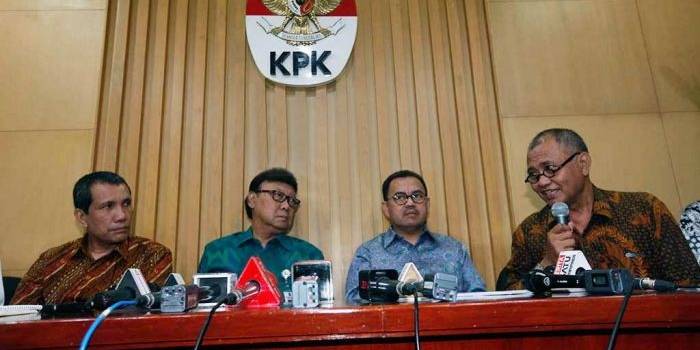 Ketua KPK Agus Rahardjo (kanan) didampingi Deputi Pencegahan Pahala Nainggolan (kiri) bersama Mendagri Tjahjo Kumolo (kedua kiri) dan Menteri ESDM Sudirman Said memberikan pernyataan pers usai pertemuan di Gedung KPK, Jakarta, Senin (15/2). foto MI