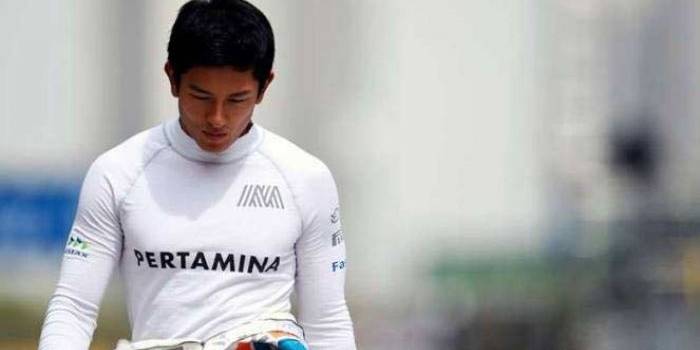 Rio Haryanto harus terdepak dari Tim Manor Racing lantaran tidak mampu melunasi kekurangan dana sponsor 7 juta euro dari kontrak awal sebesar 15 juta euro. 