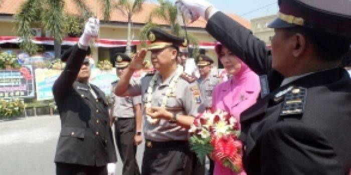 ?

Penyambutan Kapolres Madiun yang baru,AKBP Denny Setya Nugraha Nasution beserta istri. Foto:dhanny/BANGSAONLINE