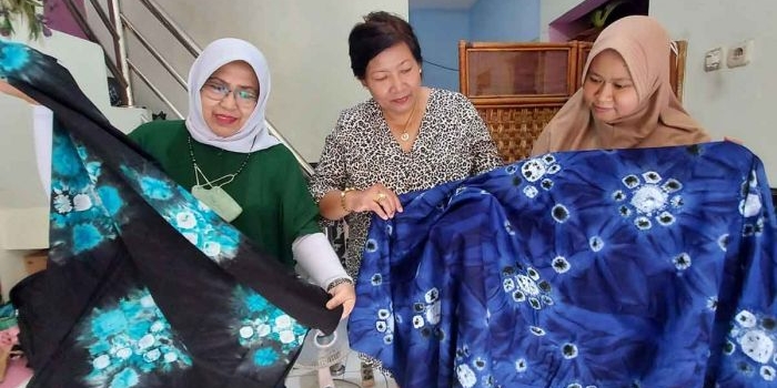 Batik ikat kontemporer Galuh Surabayan.