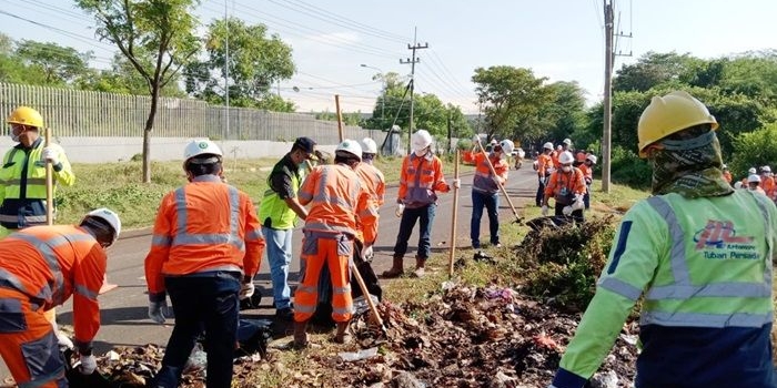Puluhan karyawan PT SBI menggelar bersih sampah dan tanam pohon di Desa Karangasem, Kecamatan Jenu, Kabupaten Tuban, Jumat (24/6/2022).