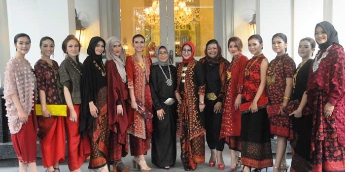 Fatma foto bersama pada acara fashion show batik.