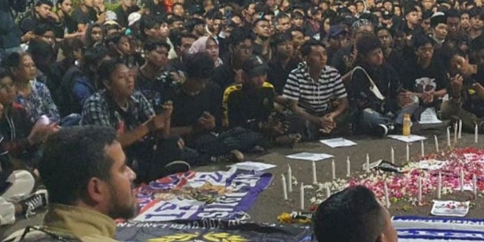 Suasana doa bersama yang digelar suporter di Probolinggo untuk korban tragedi Kanjuruhan Malang.