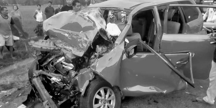 Mobil Toyota Avanza ringsek setelah alami kecelakaan ditabrak oleh truk boks di Madiun. Foto: Dok. Polres Madiun.