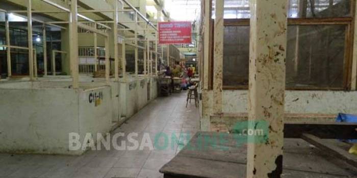 SEPI: Keadaan Pasar Baru Mejayan yang sepi dan lapak banyak yang tutup, kemarin. foto : zainal abidin/ BANGSAONLINE