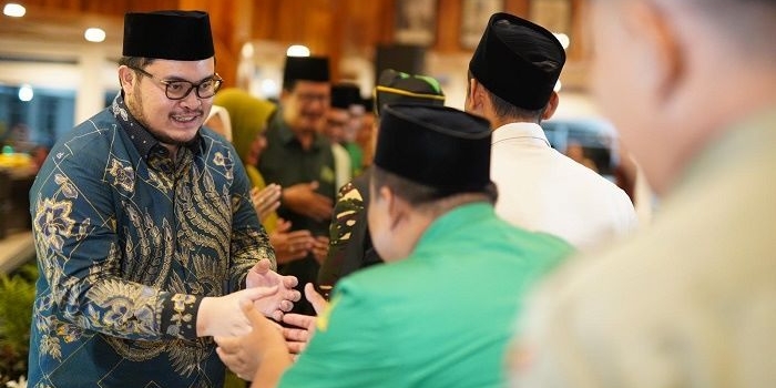 
Bupati Kediri Hanindhito Himawan Pramana, saat bersalaman dengan anggota GP Ansor Kabupaten Kediri. (Ist). 